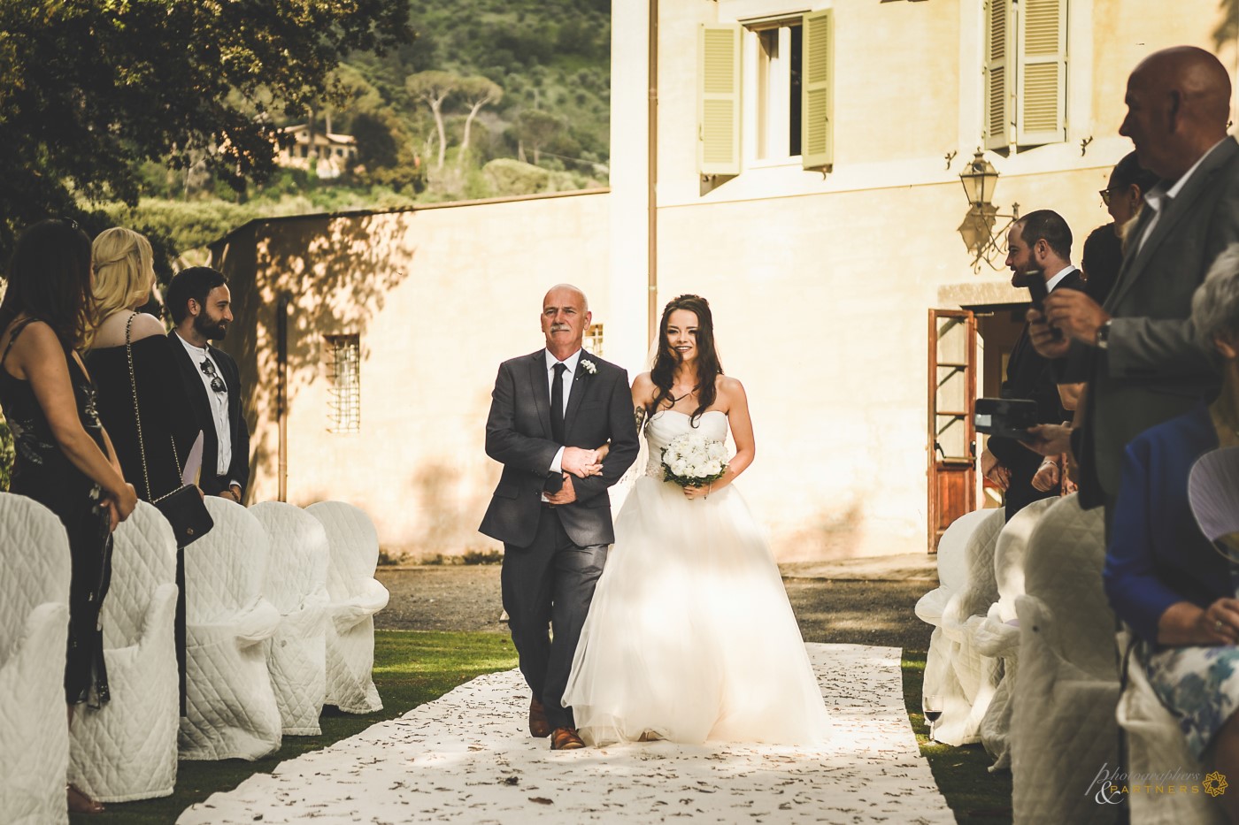 The bride arrives 🌼