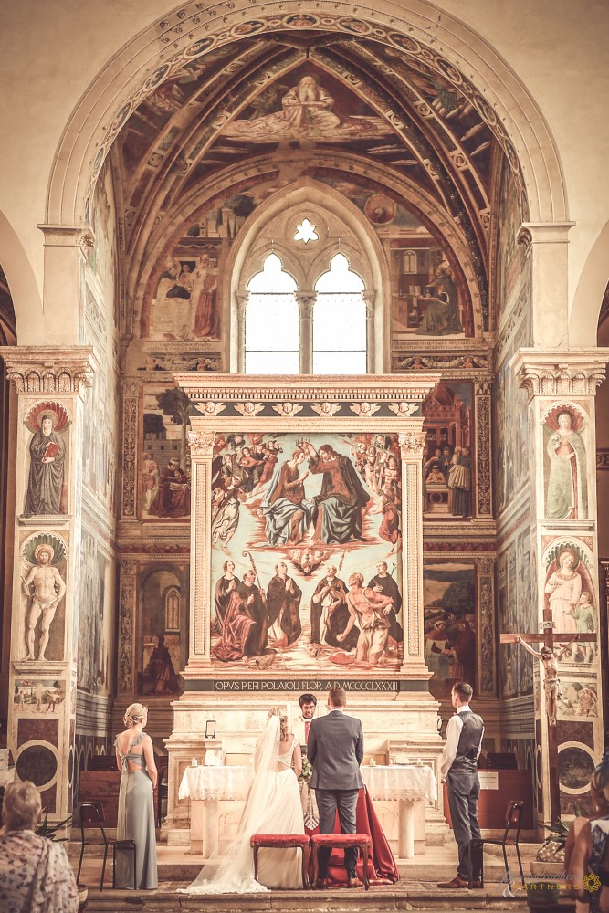 A panoramic picture of the beautiful altar.