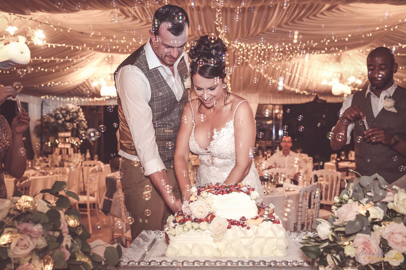 Cutting of the wedding cake 🍰