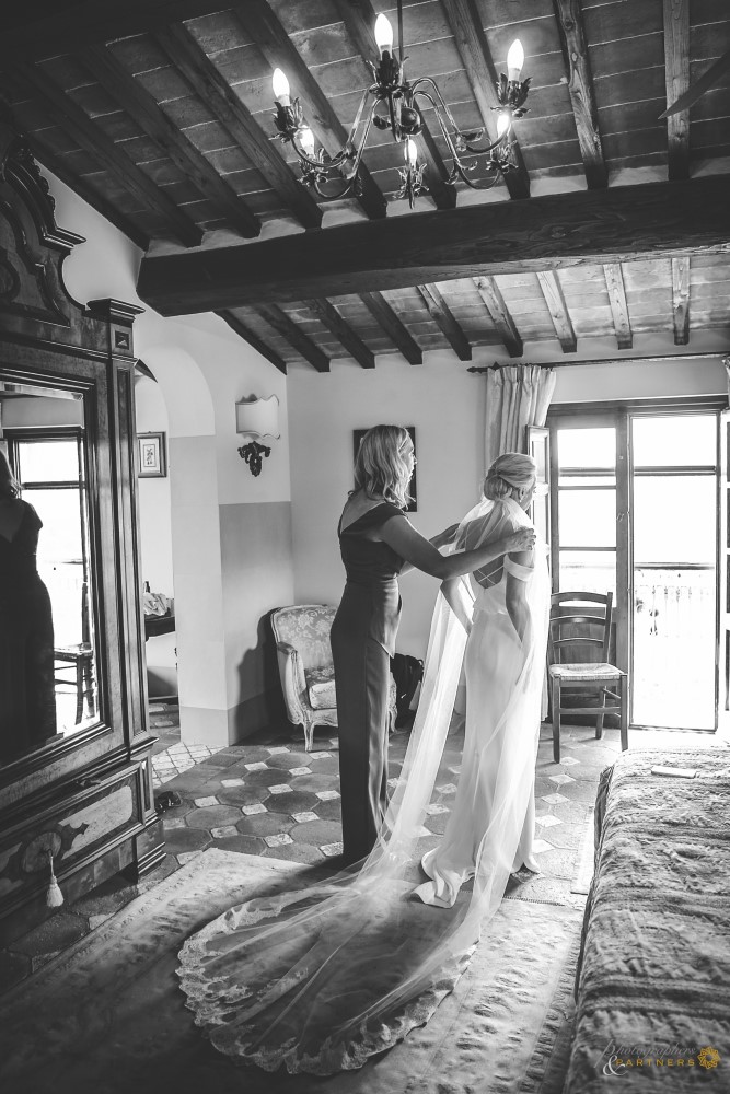 The bride puts on the veil.