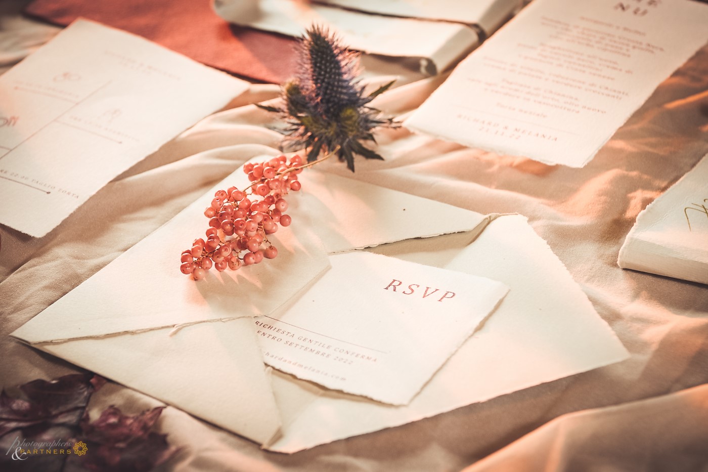 The envelopes with the invitations, the menu and all the prints in rustic cotton paper.