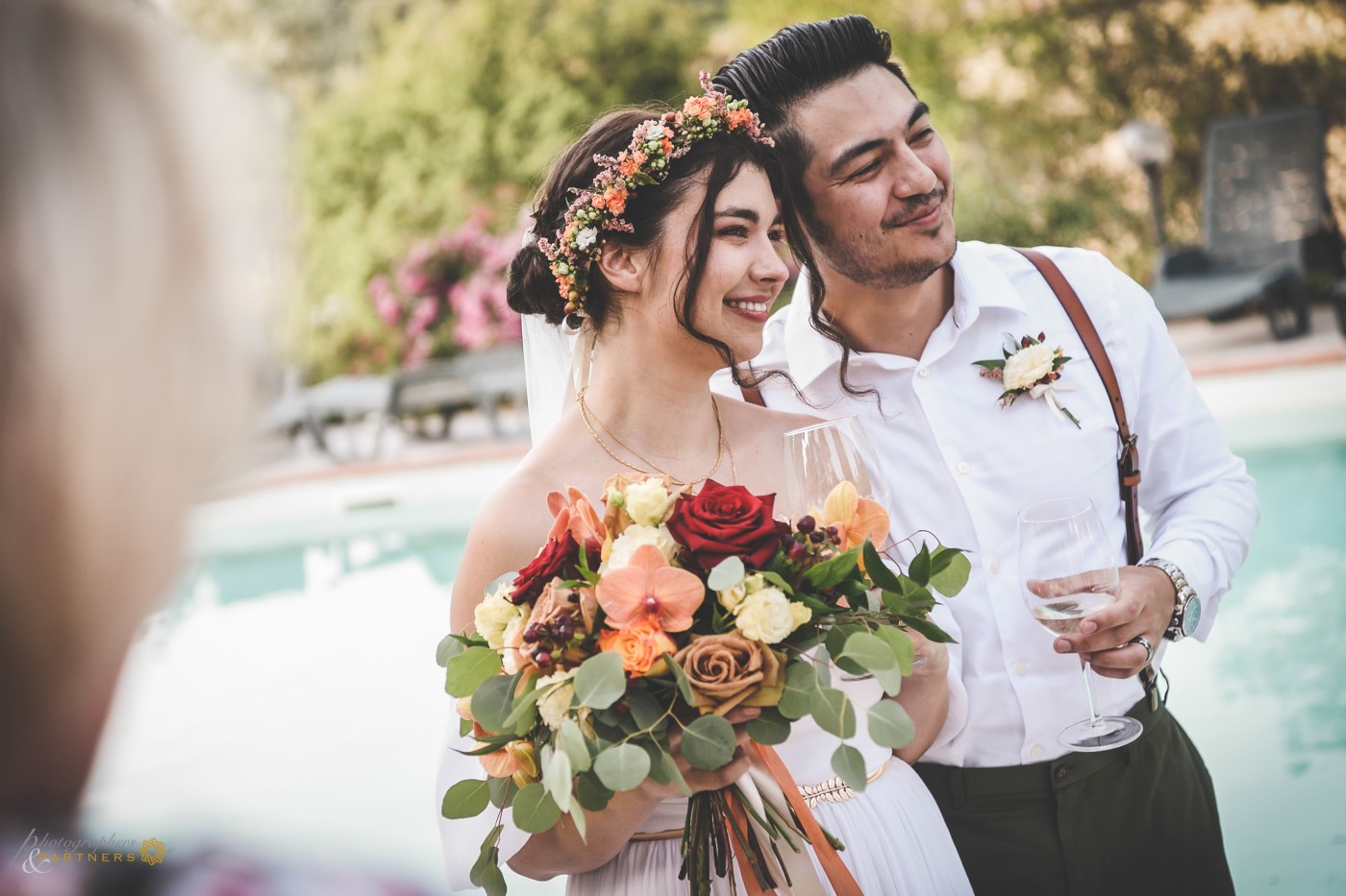 This pic shows the perfect match between the bouquet and the bride’s crown.