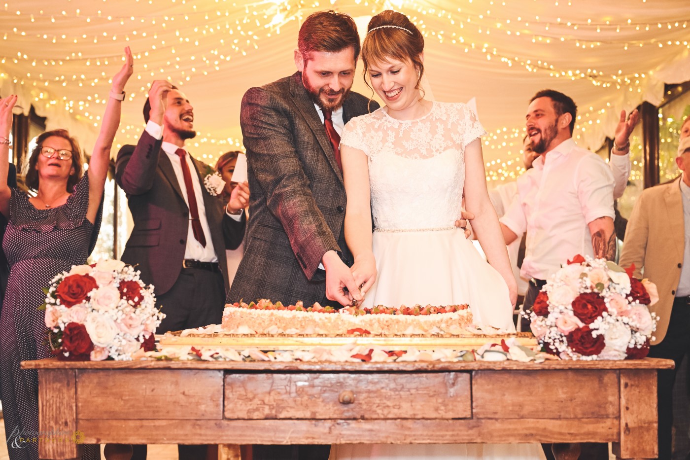 The cutting cake 