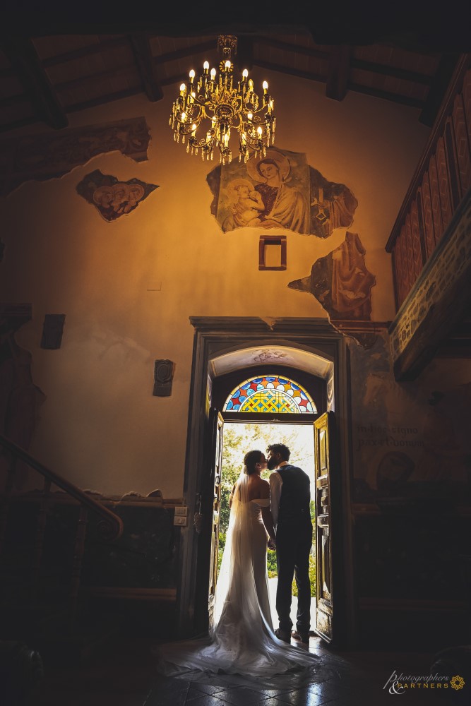Romantic kiss at Villa San Crispolto