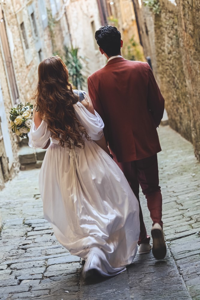 tuscany-elopement-photographer-cortona-couple-011.jpg