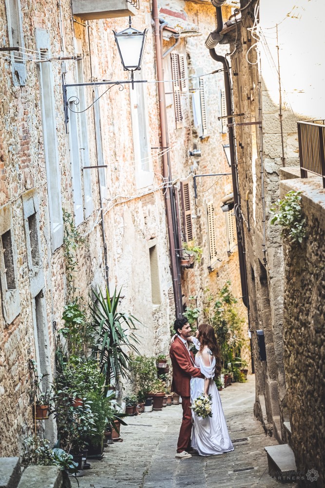 tuscany-elopement-photographer-cortona-couple-012.jpg