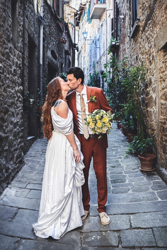 tuscany-elopement-photographer-cortona-couple-014.jpg